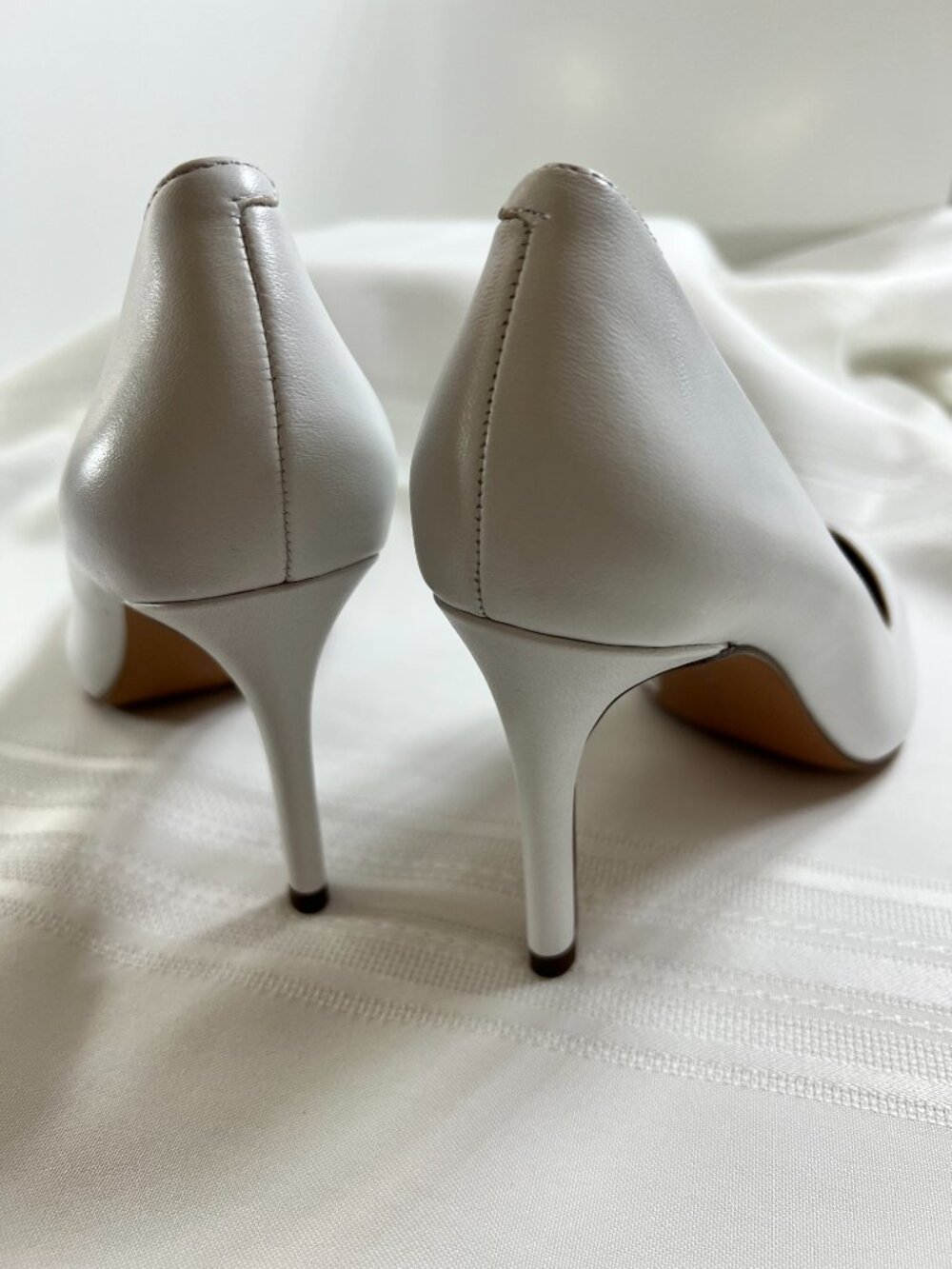 Banana Republic White Leather Pointed Toe Pumps 3.5" Stiletto Heels Size 7M - Picture 4 of 9
